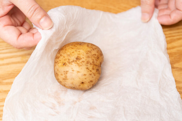 じゃがいもをキッチンペーパーで包む